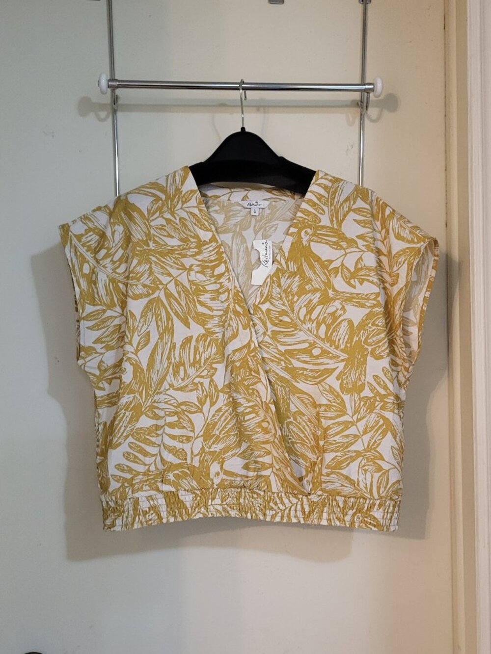 Reitman's Cropped Top - NEW with tags. Large - Picture 3 of 9